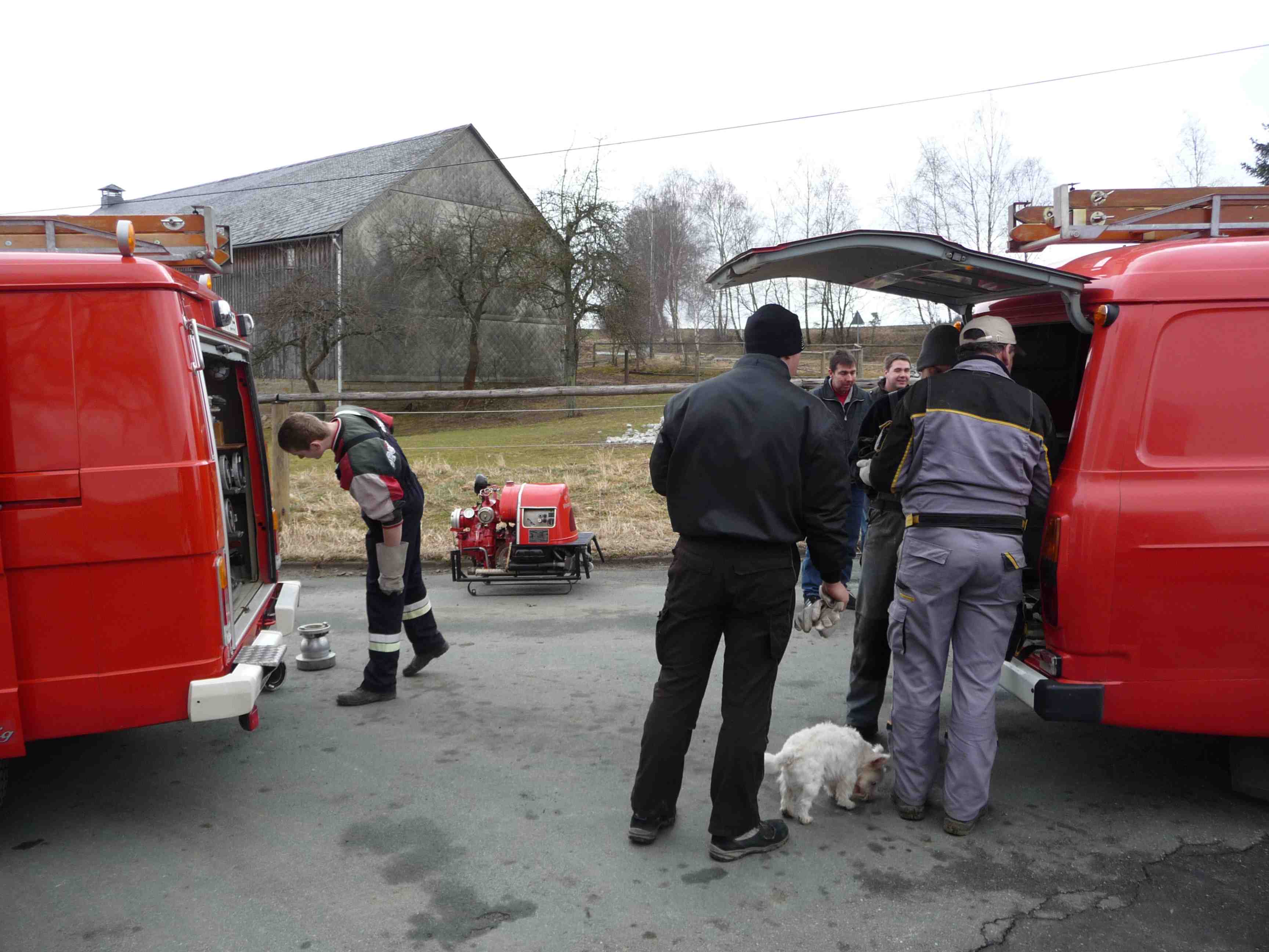 Beim Umladen ins neue Feuerwehrauto