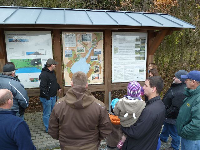 Peter Schaller an den Infotafeln